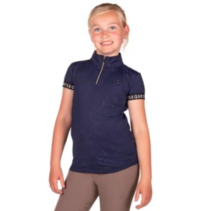 QHP Jolien on lasten teknistä materiaalia oleva t-paita ratsastukseen. Väri tummansininen ja paidassa on pystykaulus vetoketjulla.